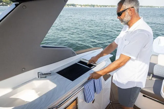 Slide: The Image of Hurricane Sundeck 3200 OB - Yacht Certified 2025 - 47