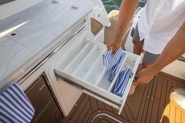 Slide: The Image of Hurricane Sundeck 3200 OB - Yacht Certified 2025 - 48