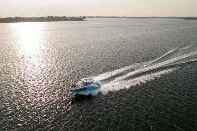 Slide: The Image of Hurricane Sundeck 3200 OB - Yacht Certified 2025 - 56