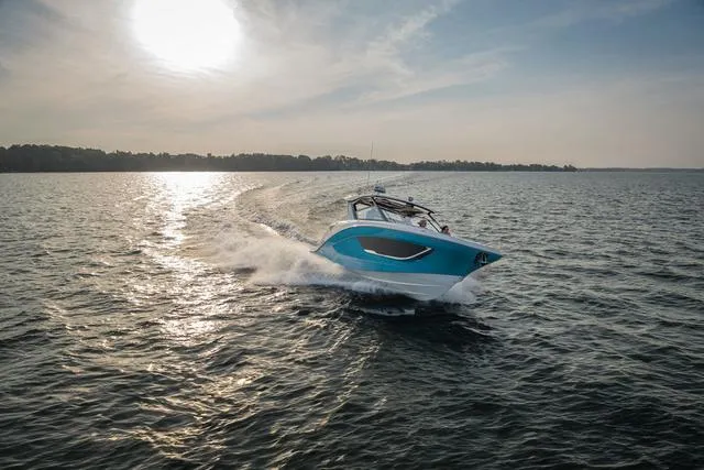 Slide: The Image of Hurricane Sundeck 3200 OB - Yacht Certified 2025 - 59