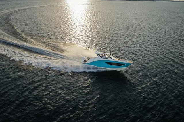 Slide: The Image of Hurricane Sundeck 3200 OB - Yacht Certified 2025 - 61