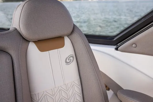 Slide: The Image of Hurricane Sundeck 3200 OB - Yacht Certified 2025 - 8