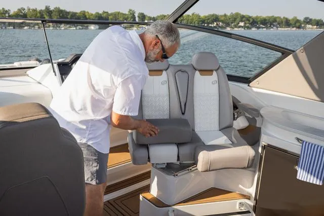 Slide: The Image of Hurricane Sundeck 3200 OB - Yacht Certified 2025 - 9