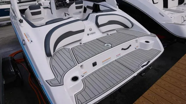 Slide: The Image of Yamaha 195S 2025 - 15