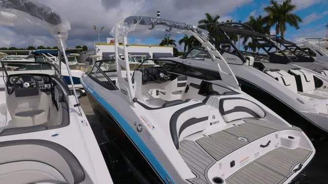 Slide: The Image of Yamaha 195S 2025 - 3