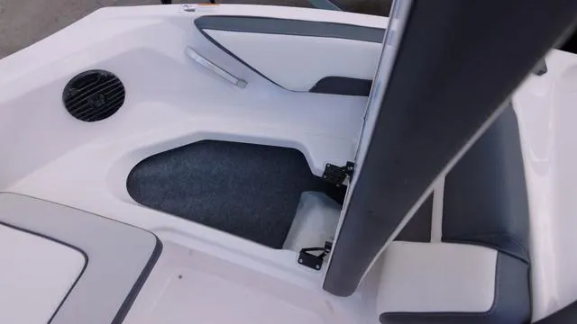 Slide: The Image of Yamaha 195S 2025 - 6