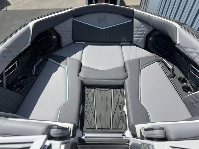 Slide: The Image of Tigé Ultré 23ZX 2025 - 10