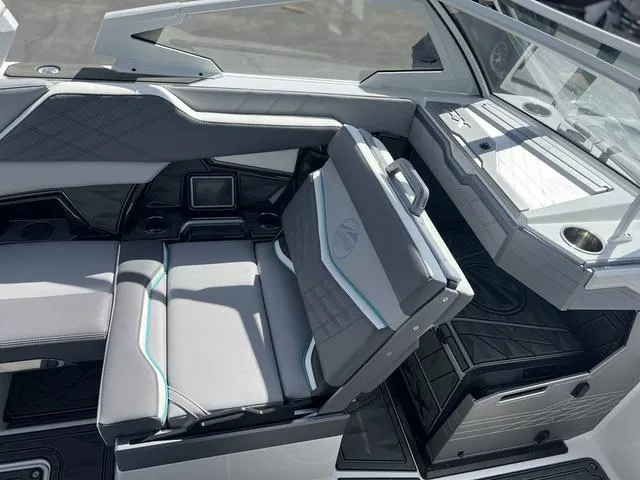 Slide: The Image of Tigé Ultré 23ZX 2025 - 6