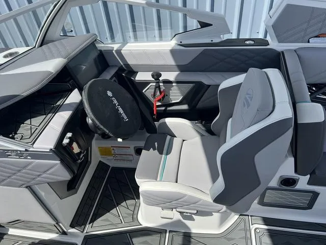 Slide: The Image of Tigé Ultré 23ZX 2025 - 7