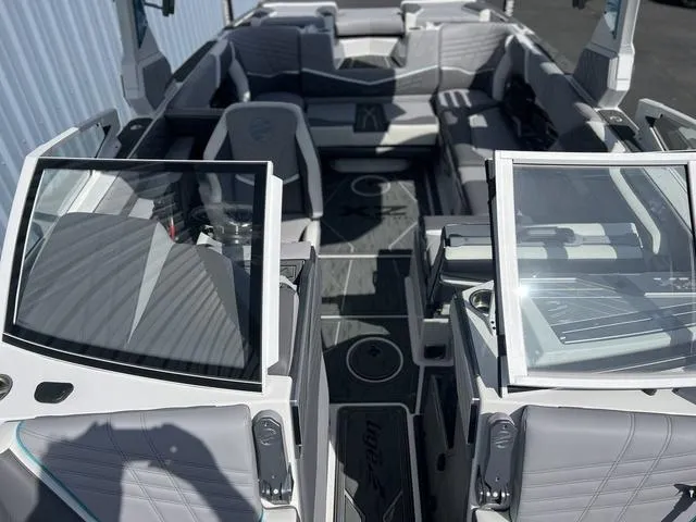 Slide: The Image of Tigé Ultré 23ZX 2025 - 8