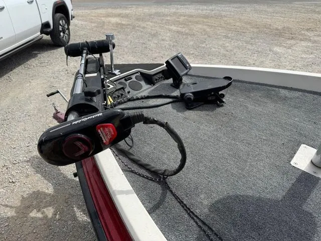 Slide: The Image of 1994 Stratos 201 PRO boat with trolling motor and fish finder on deck. - 6