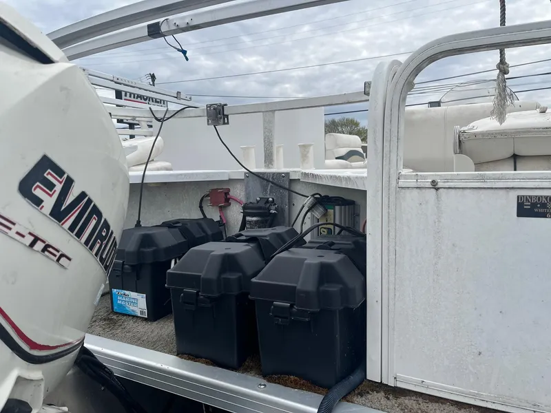 Slide: The Image of 2009 Bentley Pontoons 244 4-point with Evinrude engine and battery setup. - 11