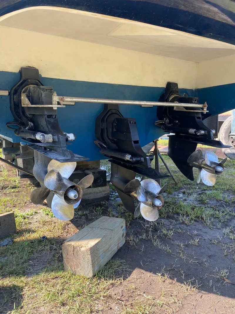 Slide: The Image of Propellers of a 2000 Sunseeker Superhawk 48 Mk II on display. - 22