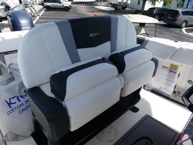 Slide: The Image of Robalo R250 2023 - 10