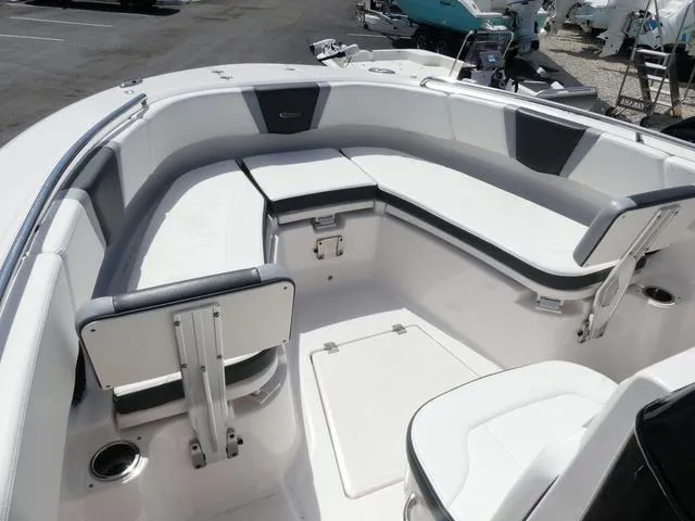 Slide: The Image of Robalo R250 2023 - 11