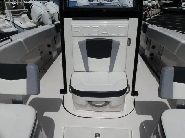 Slide: The Image of Robalo R250 2023 - 12