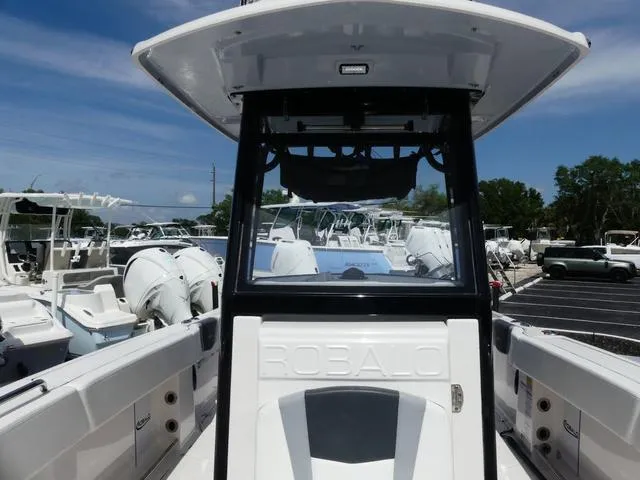 Slide: The Image of Robalo R250 2023 - 13