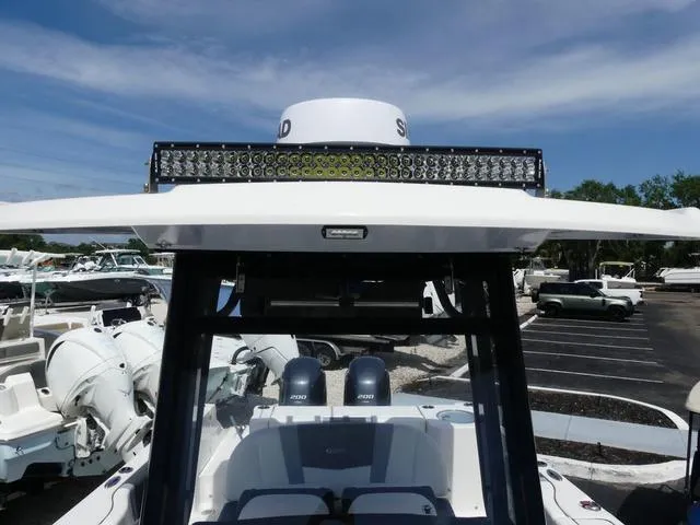 Slide: The Image of Robalo R250 2023 - 14