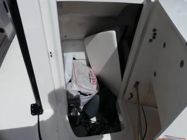 Slide: The Image of Robalo R250 2023 - 15