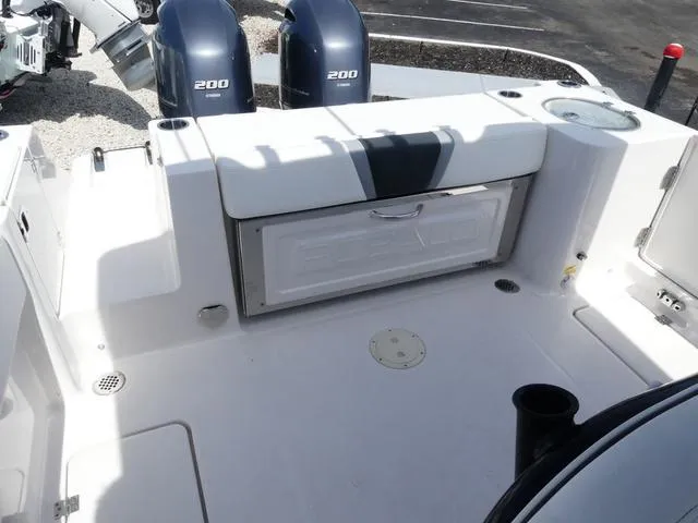 Slide: The Image of Robalo R250 2023 - 17