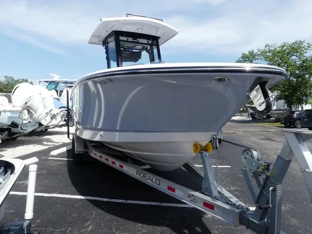 Slide: The Image of Robalo R250 2023 - 3