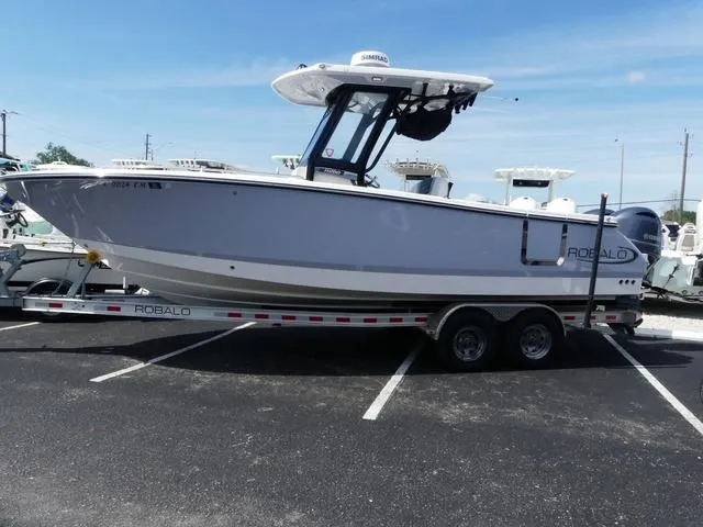 Slide: The Image of Robalo R250 2023 - 4