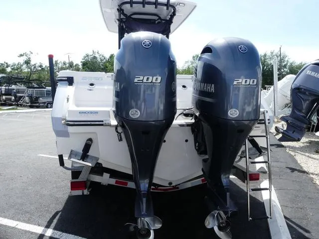 Slide: The Image of Robalo R250 2023 - 5