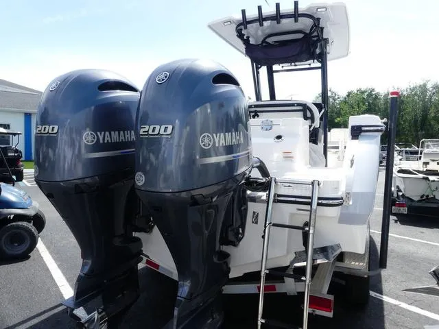 Slide: The Image of Robalo R250 2023 - 6