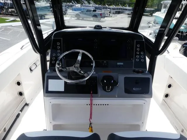 Slide: The Image of Robalo R250 2023 - 7