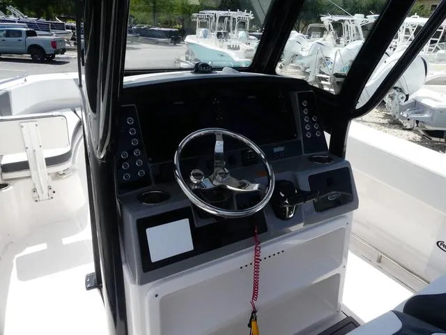 Slide: The Image of Robalo R250 2023 - 8