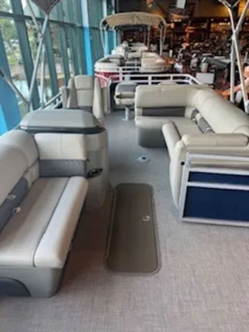 Slide: The Image of Sun Tracker Fishin' Barge 22 XP3 2025 - 14