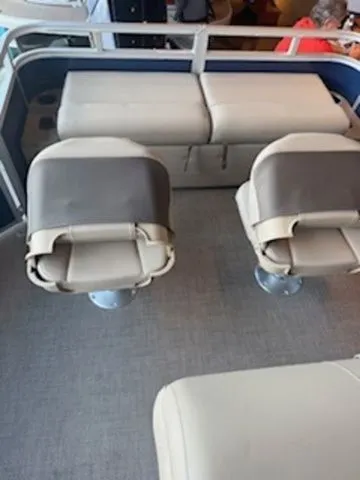 Slide: The Image of Sun Tracker Fishin' Barge 22 XP3 2025 - 15