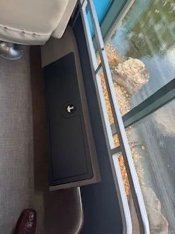 Slide: The Image of Sun Tracker Fishin' Barge 22 XP3 2025 - 17