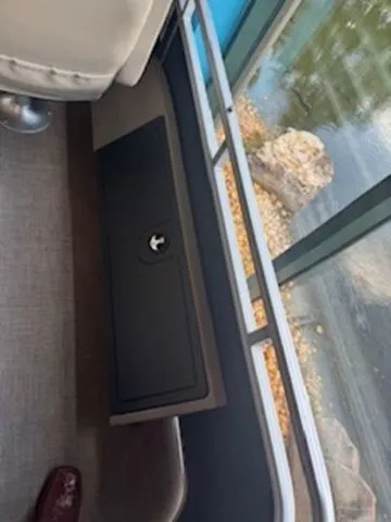 Slide: The Image of Sun Tracker Fishin' Barge 22 XP3 2025 - 6