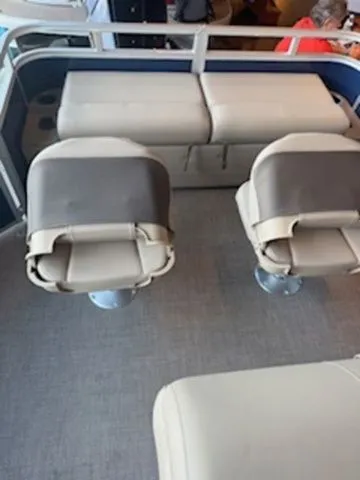 Slide: The Image of Sun Tracker Fishin' Barge 22 XP3 2025 - 8