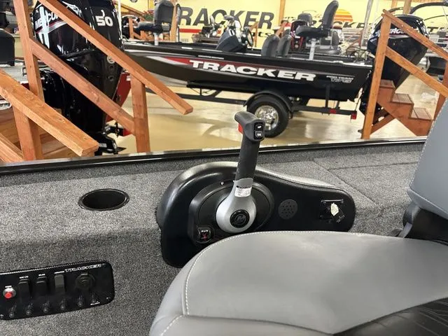 Slide: The Image of Tracker Pro Team 175 2025 - 16