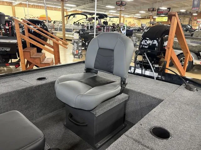 Slide: The Image of Tracker Pro Team 175 2025 - 19