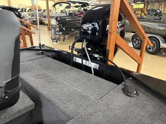 Slide: The Image of Tracker Pro Team 175 2025 - 20