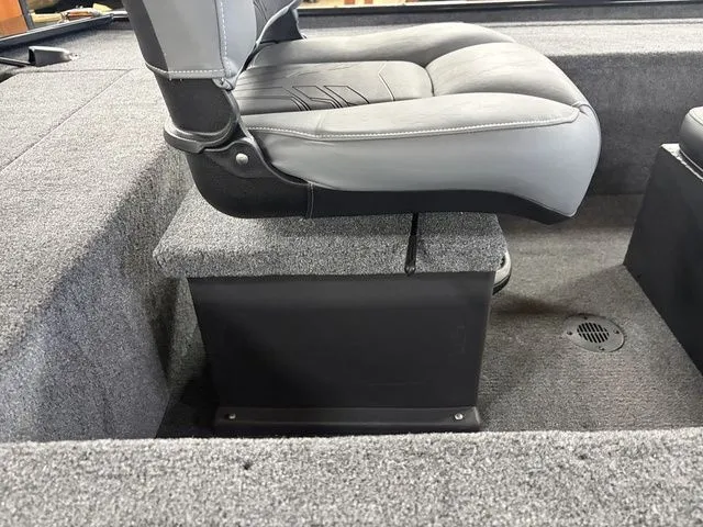 Slide: The Image of Tracker Pro Team 175 2025 - 24