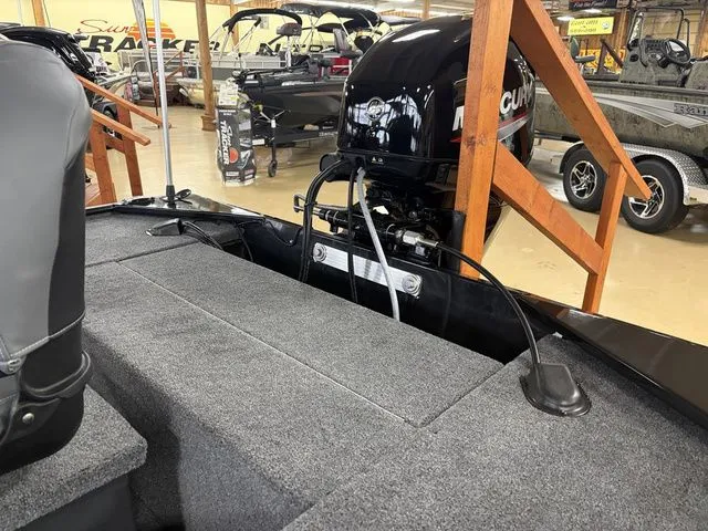 Slide: The Image of Tracker Pro Team 175 2025 - 25