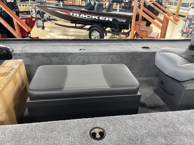 Slide: The Image of Tracker Pro Team 175 2025 - 27