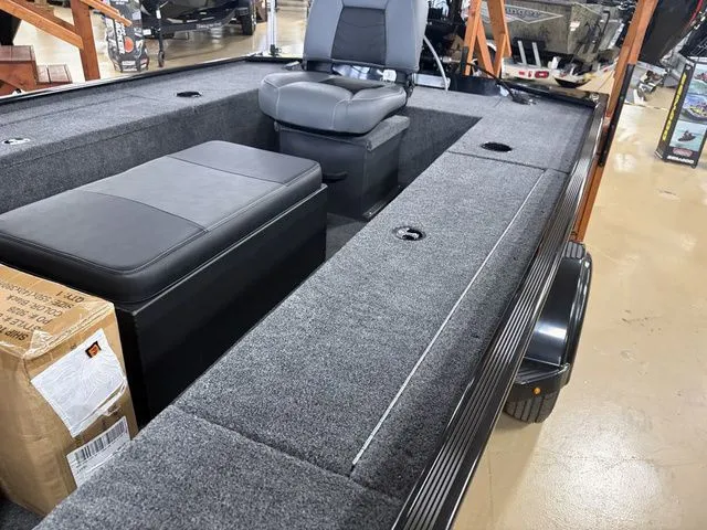 Slide: The Image of Tracker Pro Team 175 2025 - 28