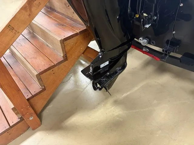 Slide: The Image of Tracker Pro Team 175 2025 - 4