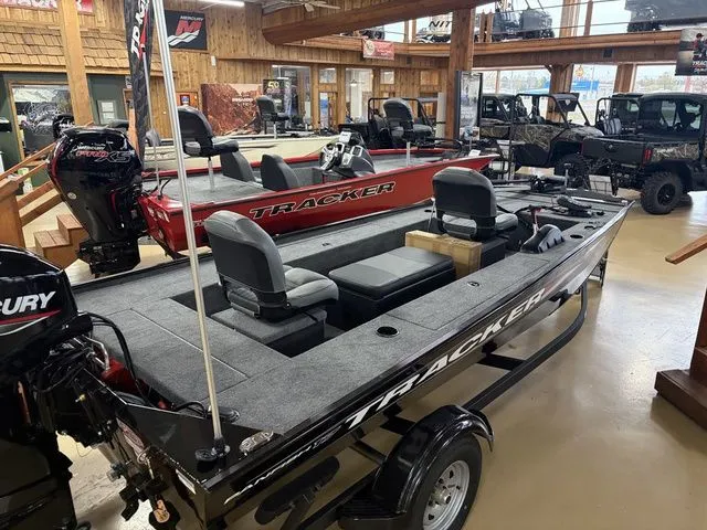 Slide: The Image of Tracker Pro Team 175 2025 - 7