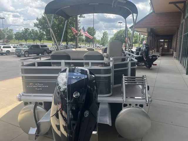 Slide: The Image of Sun Tracker Fishin' Barge 22 XP3 2025 - 11