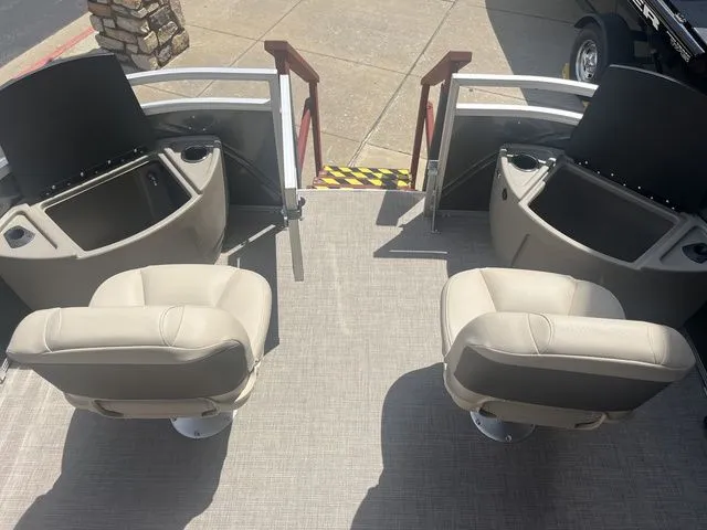 Slide: The Image of Sun Tracker Fishin' Barge 22 XP3 2025 - 12