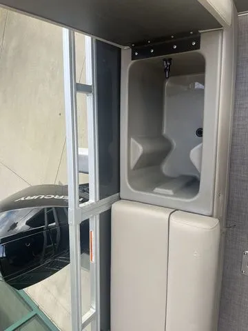 Slide: The Image of Sun Tracker Fishin' Barge 22 XP3 2025 - 14