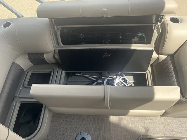 Slide: The Image of Sun Tracker Fishin' Barge 22 XP3 2025 - 15