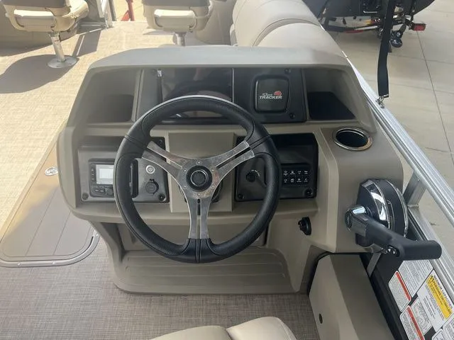 Slide: The Image of Sun Tracker Fishin' Barge 22 XP3 2025 - 16