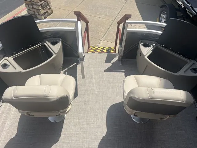 Slide: The Image of Sun Tracker Fishin' Barge 22 XP3 2025 - 9